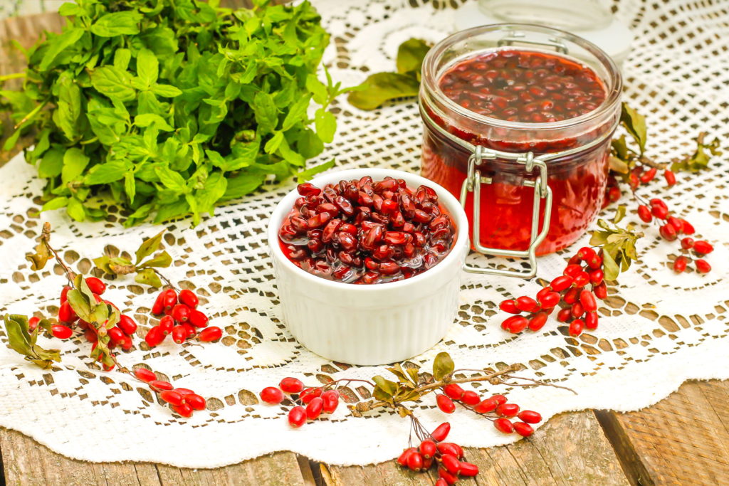 Marmelade im Glas aus Berberitzen-Früchten