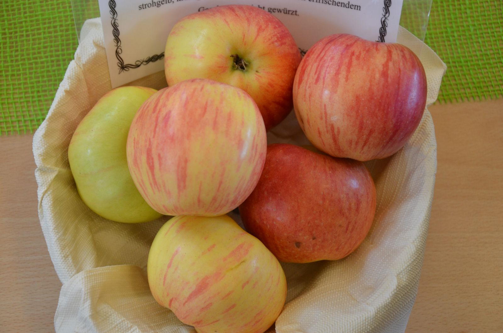 Geflammter Kardinal Die Apfelsorte im Portrait Plantura Geflammter Kardinal Die Apfelsorte im Portrait Plantura