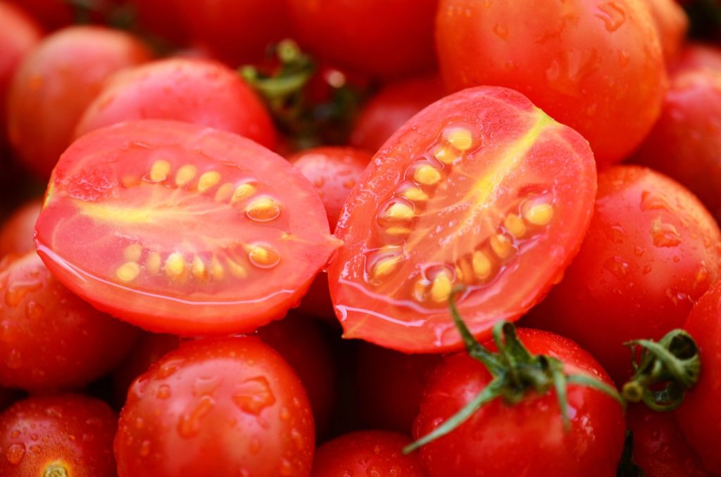Aufgeschnittene Tomaten mit Samen