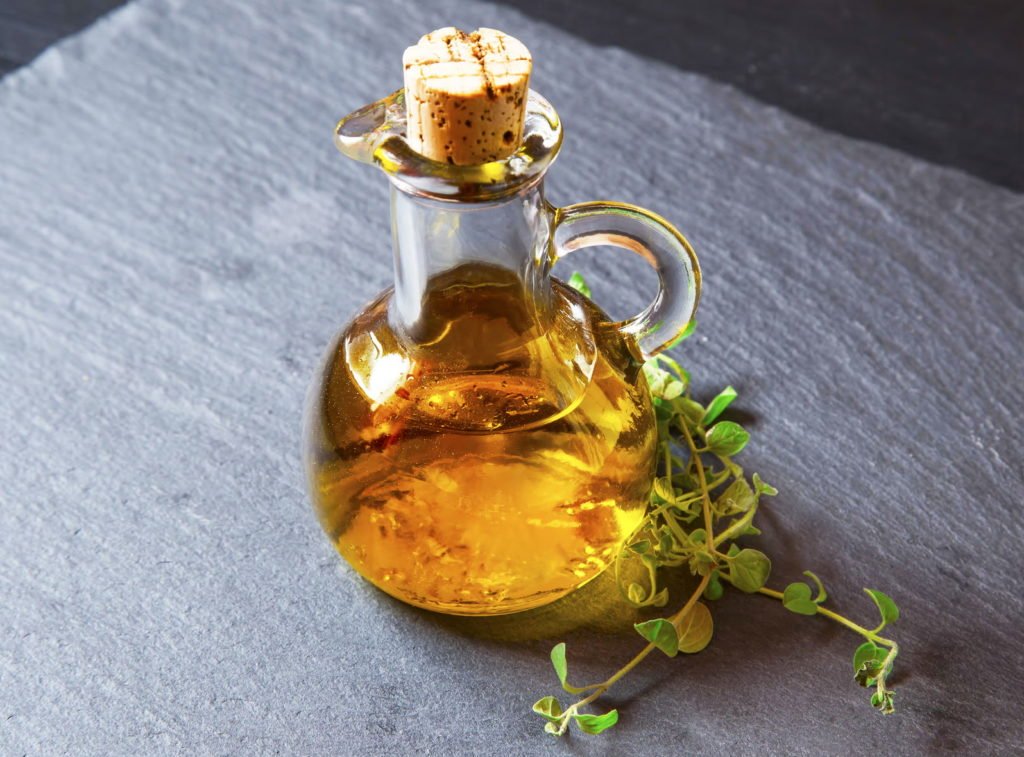 Oregano-Öl in einer kleinen Glaskaraffe