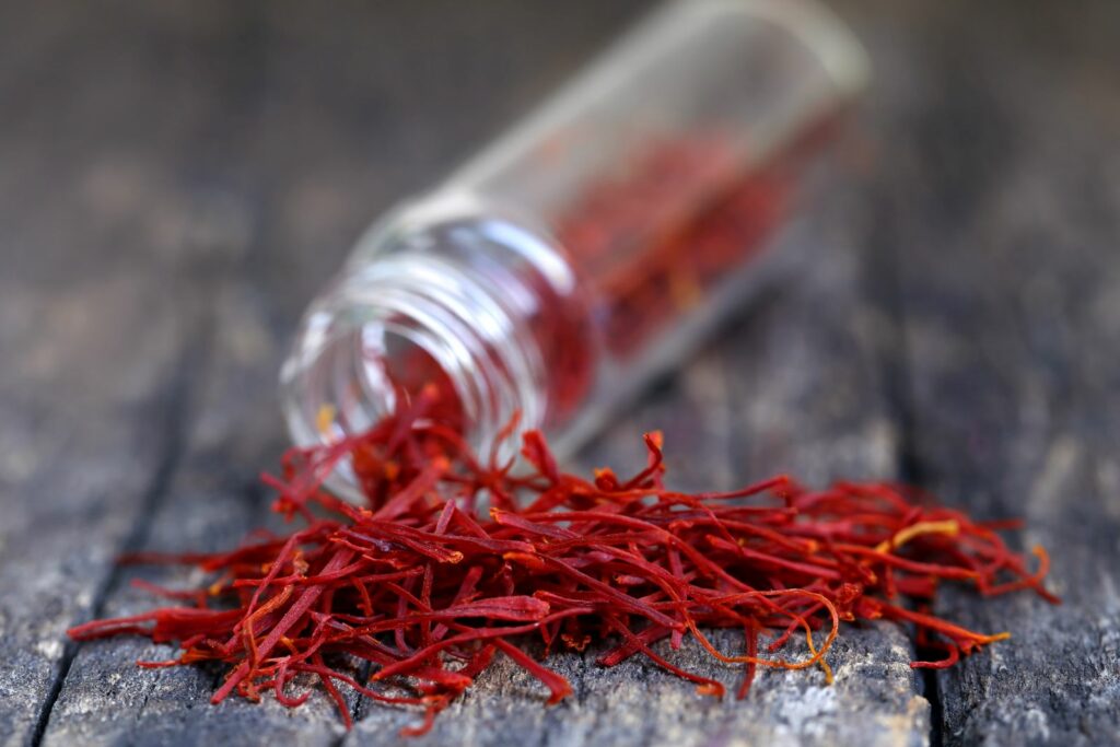 Rote Safranfäden in einem Glas-Fläschchen