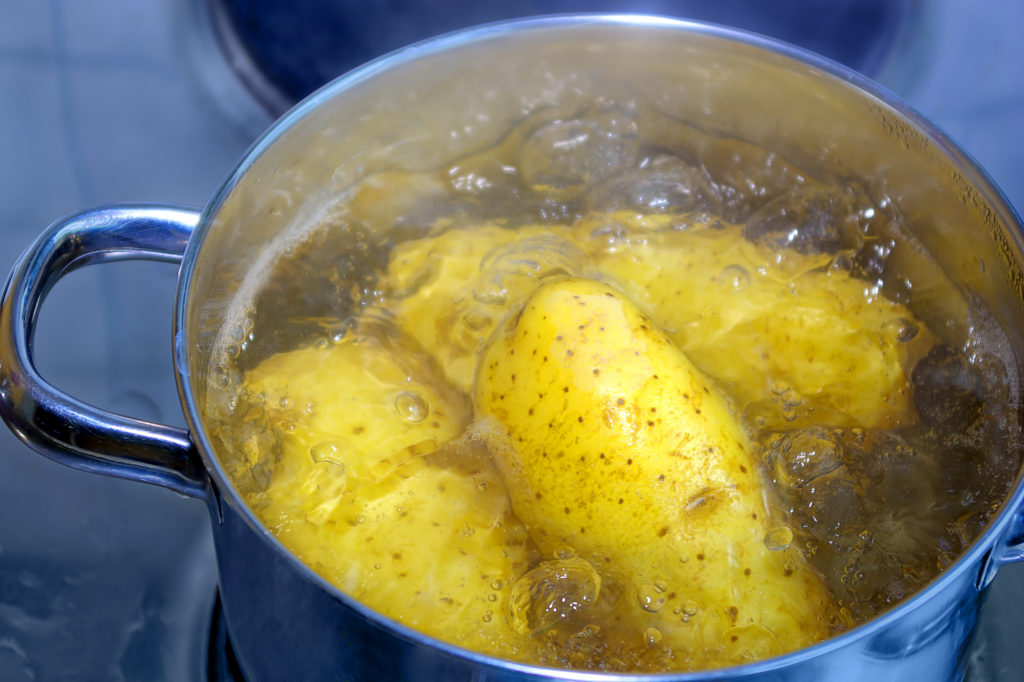 Einkochen von Kartoffeln in Salzwasser