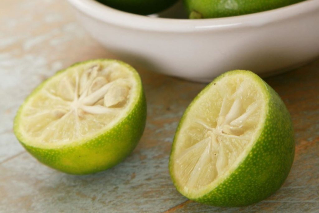 Limequats neben Schüssel