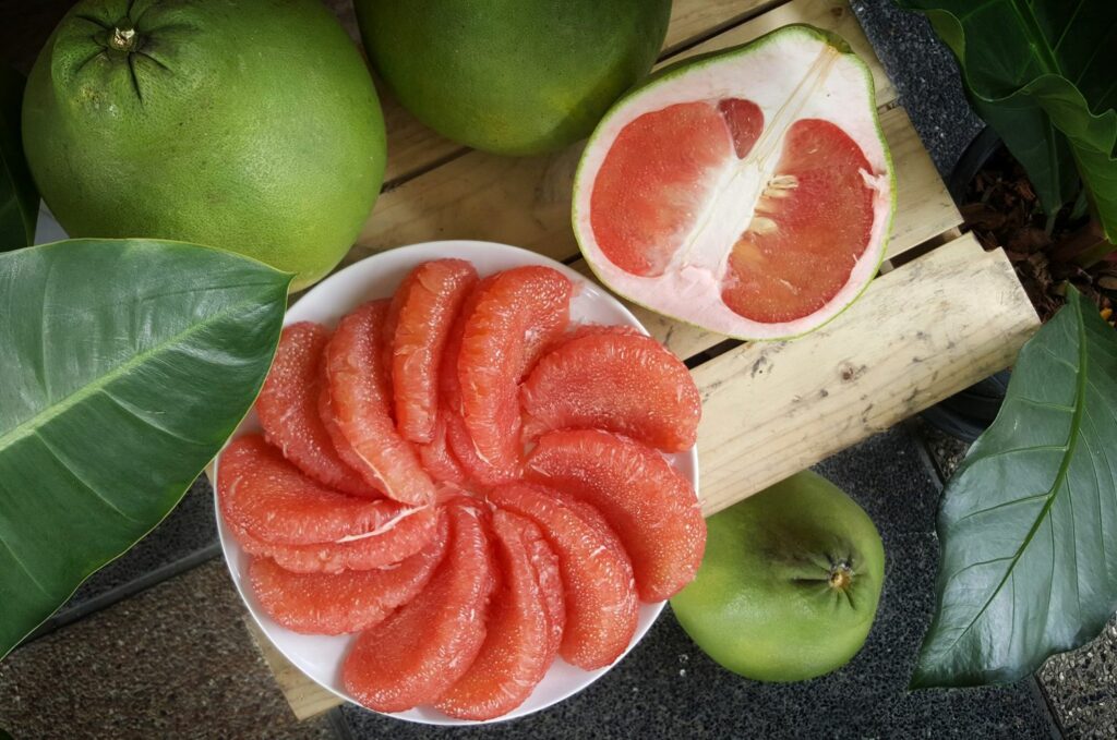 geschälte Pomelo mit rotem Fruchtfleisch