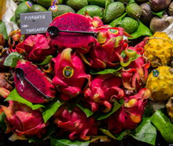 Rote Und Gelbe Drachenfrucht Am Markt