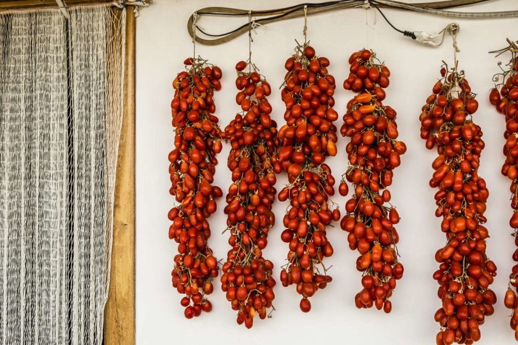An einer Wand hängende Tomaten