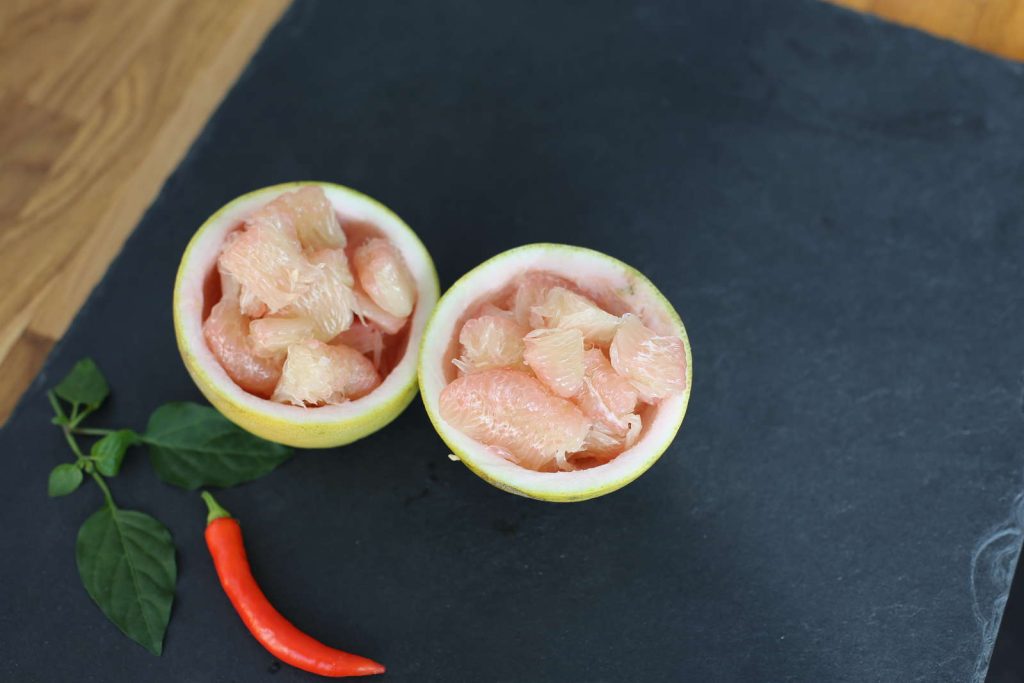 Vor dem Essen muss die Pomelo erst geschält werden.