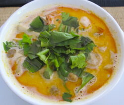 Tam Kha Goon mit Kokosmilch, Shrimps, Zitronengras, Galgant, Basilikum