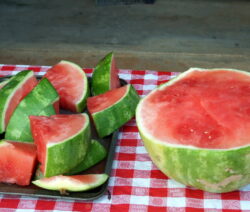 Wassermelonestücke Neben Halber Wassermelone Kernarm