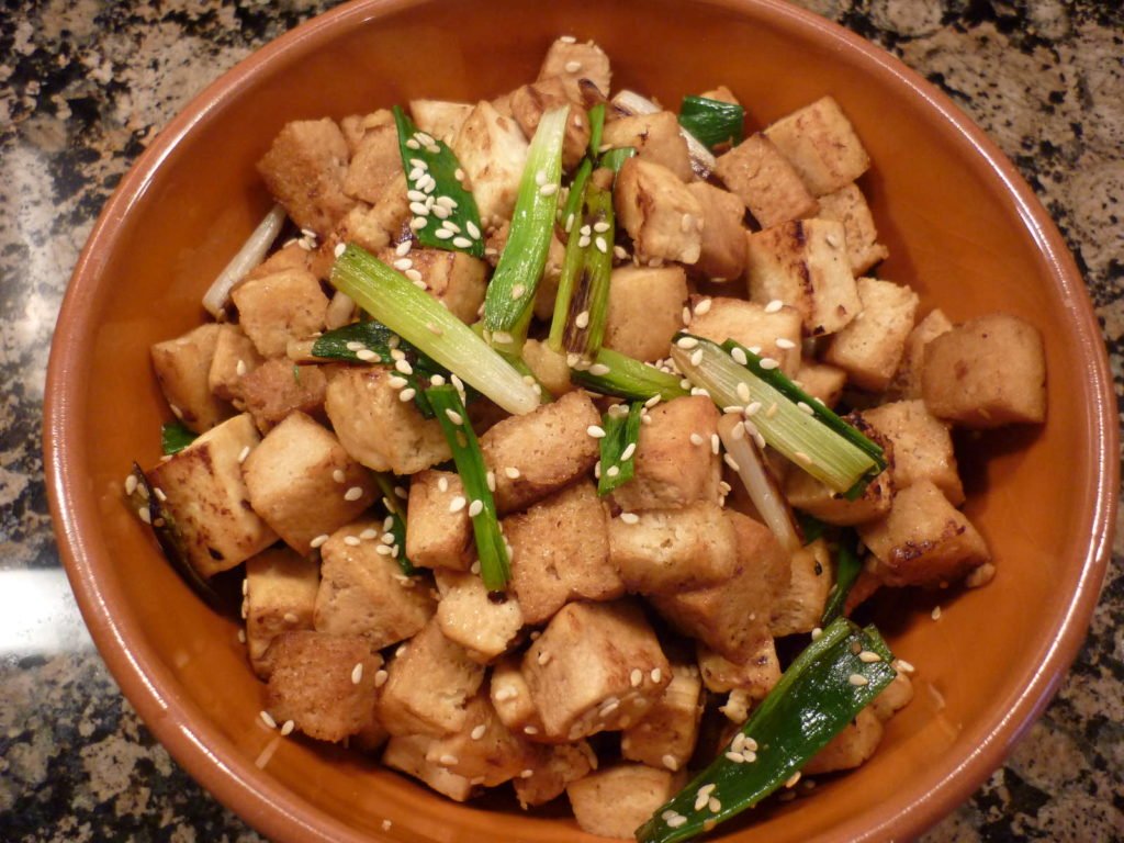 Gebratener Tofu mit Frühlingszwiebeln