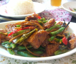 knusprig gebratenes Fleisch mit rotem Curry, Bohnen und Galgant