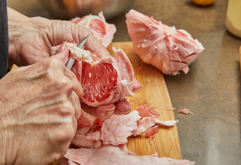Schneiden der Pomelo