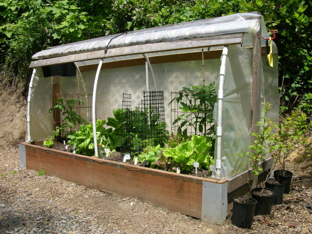 Hochbeet als Gewächshaus im Garten