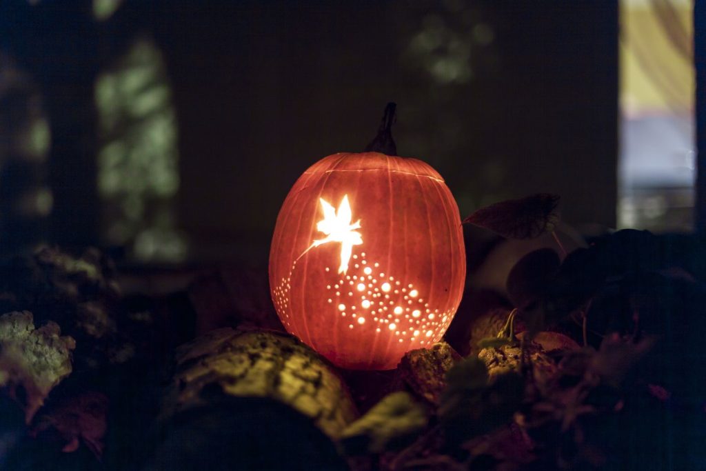 Beleuchteter Halloween-Kürbis mit Disney Motiv