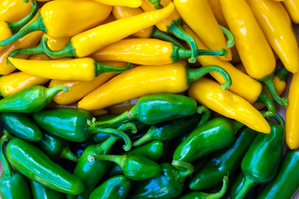 Gelbe und grüne Chilischoten