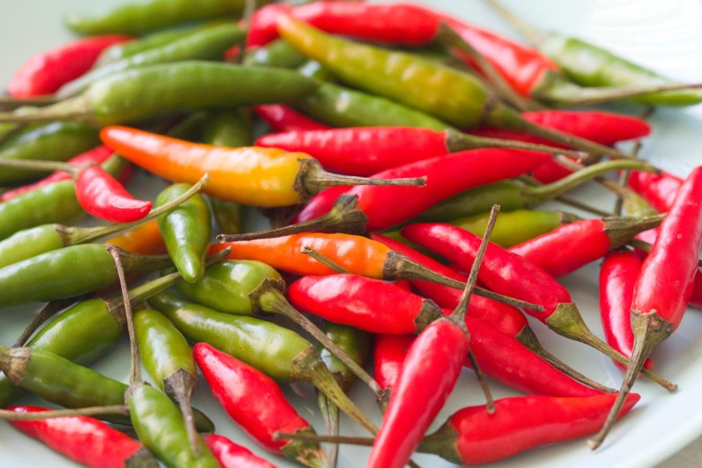 Rote, grüne und gelbliche Chilis