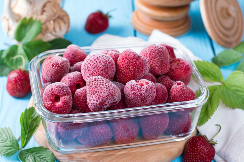 Erdbeeren gefroren in Glasschale