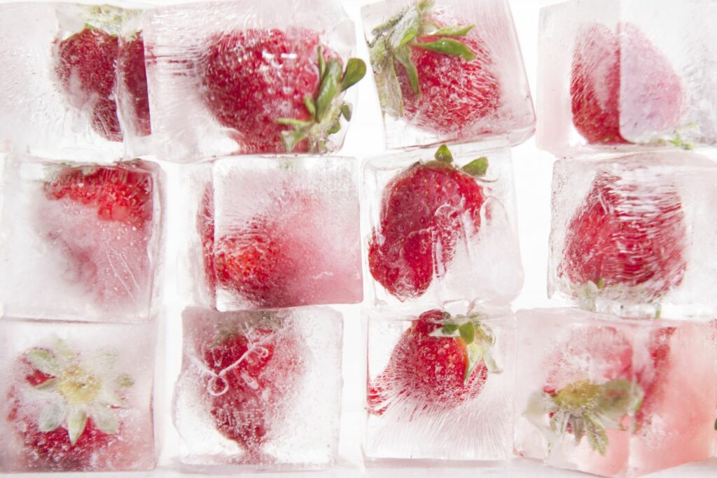 Eiswürfel mit Erdbeeren