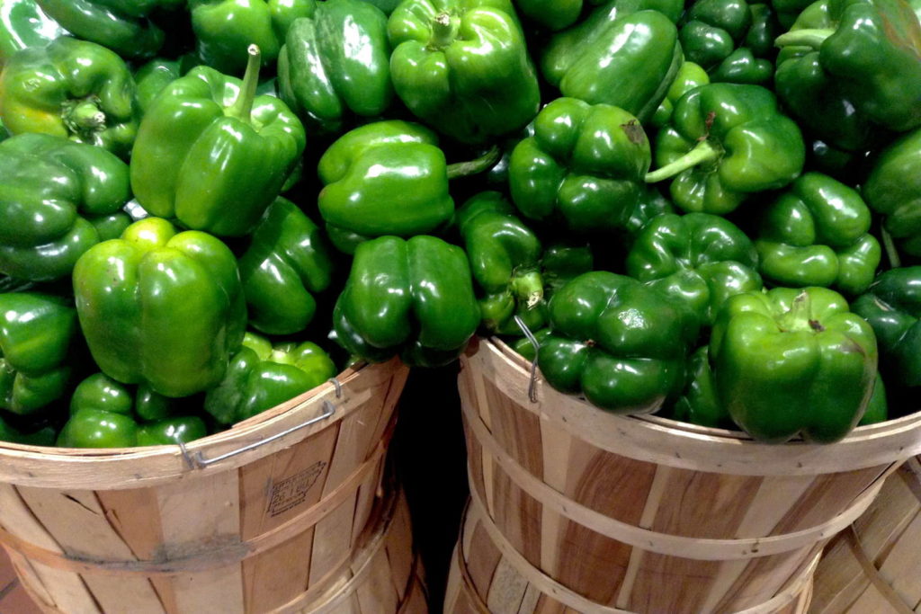 grüne Paprika in Eimern