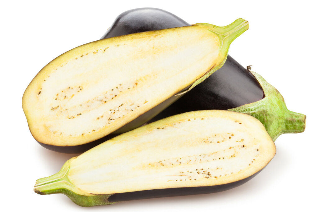 Reife Aubergine aufgeschnitten