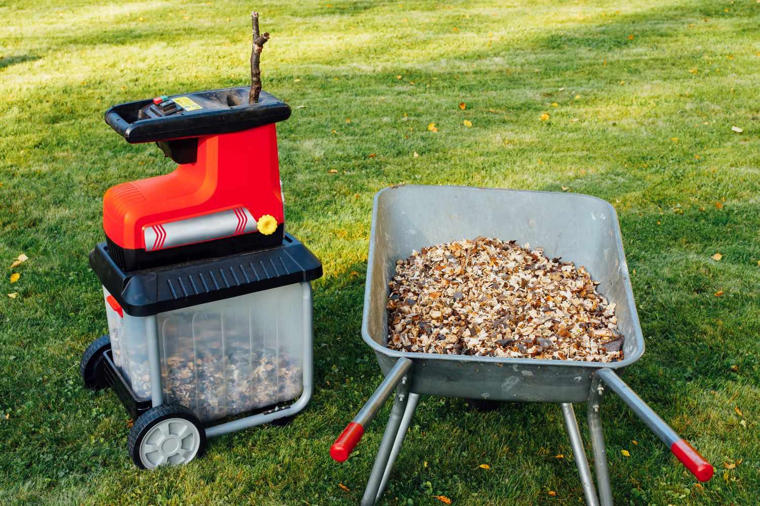 Gartenhäcksler und Schubkarre