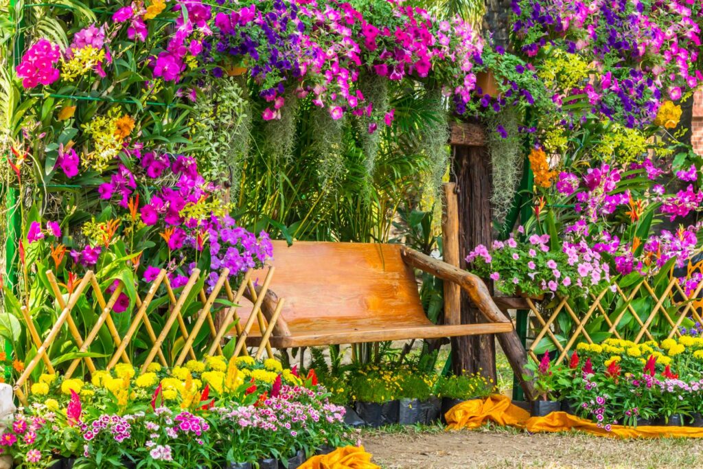 Blumen im Garten mit Gartenbank