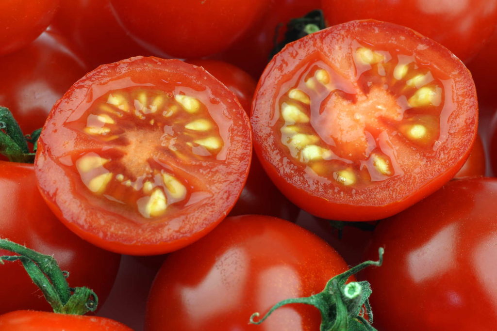 Tomatensamen in aufgeschnittenen Tomaten