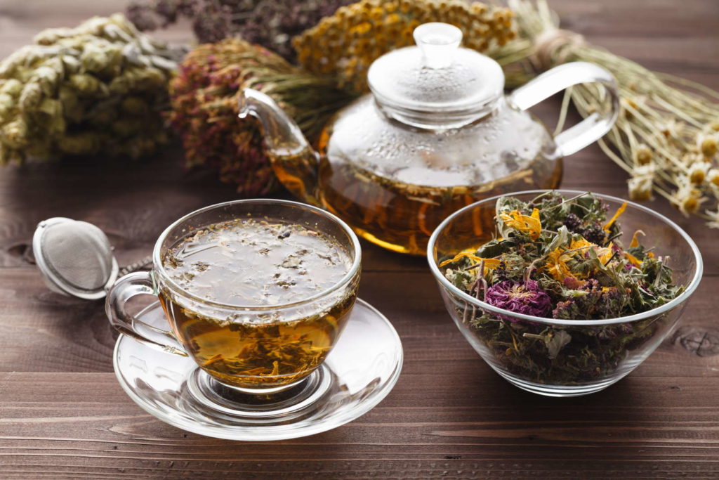 Teeset mit getrockneten Blumen und Teekanne