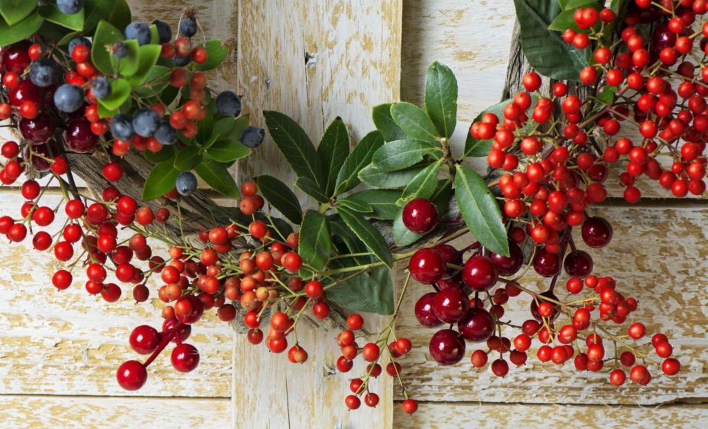 Weihnachtskranz grün mit roten Beeren