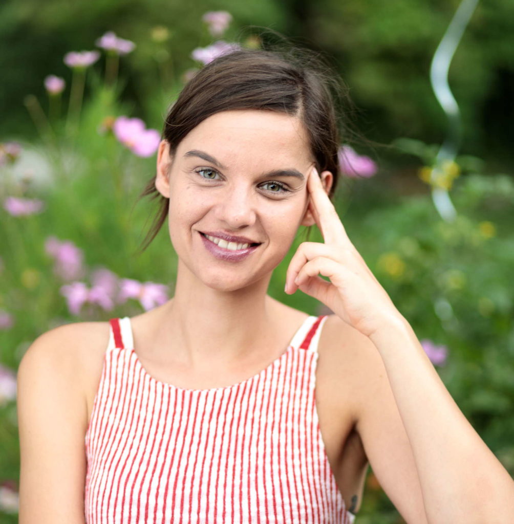 Frau sitzt im Garten