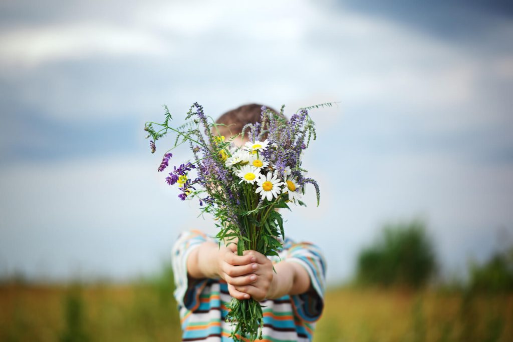 Junge mit Blumenstrauß