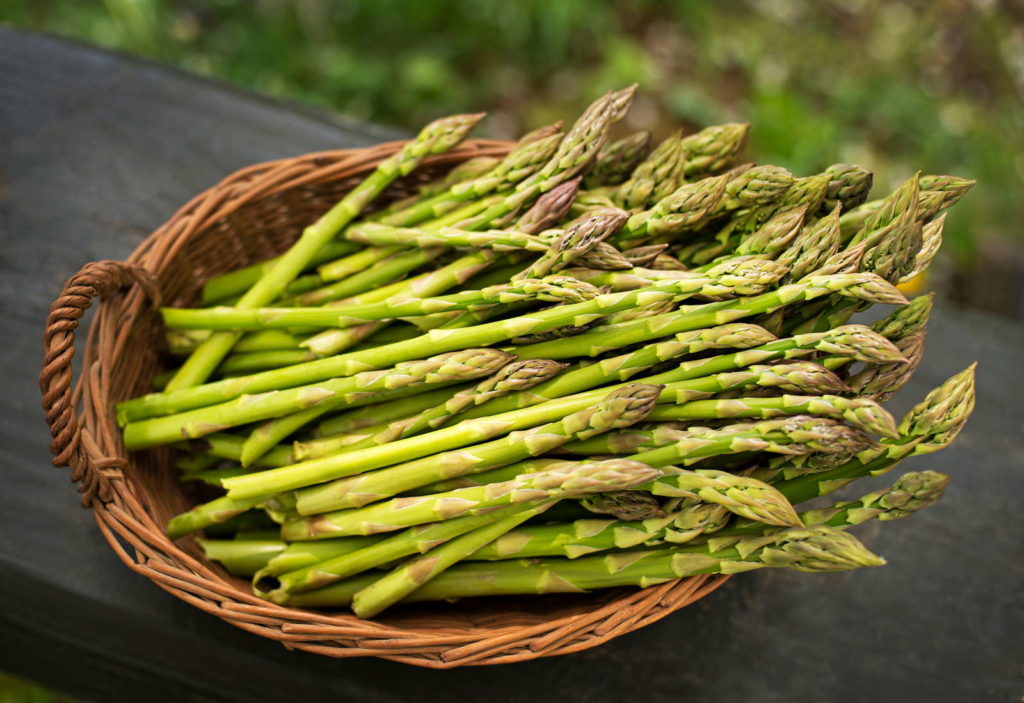 Grüner Spargel in einem Korb