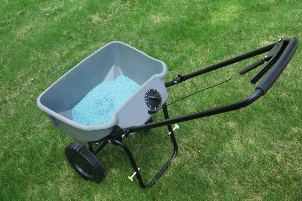 Blaukorn-Dünger in einem Streuwagen