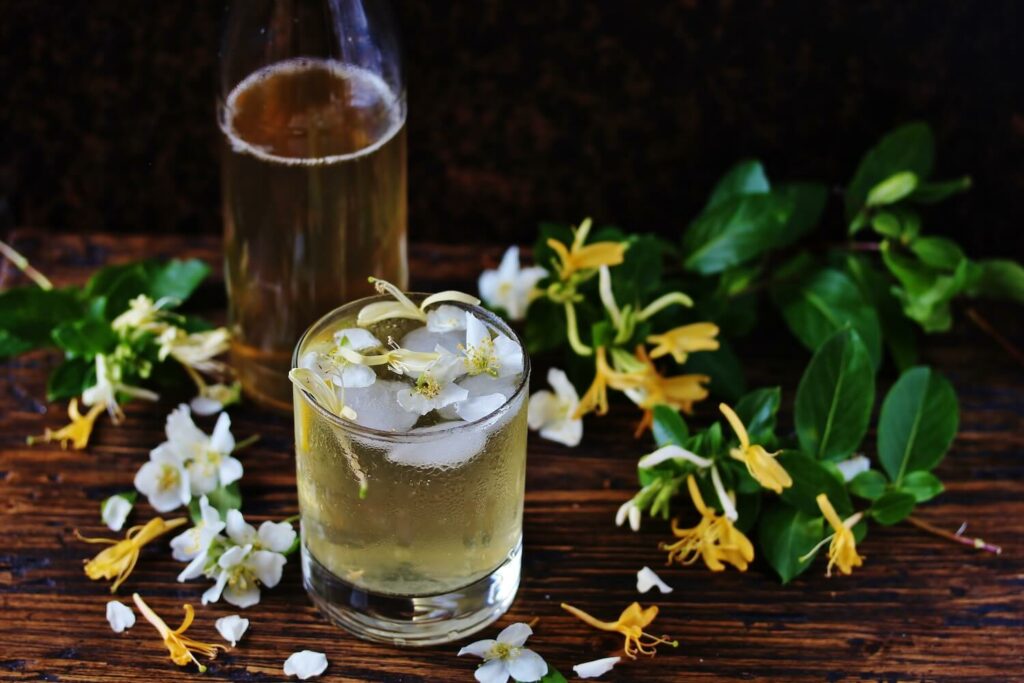 Limonade aus Jasminblüen im Glas