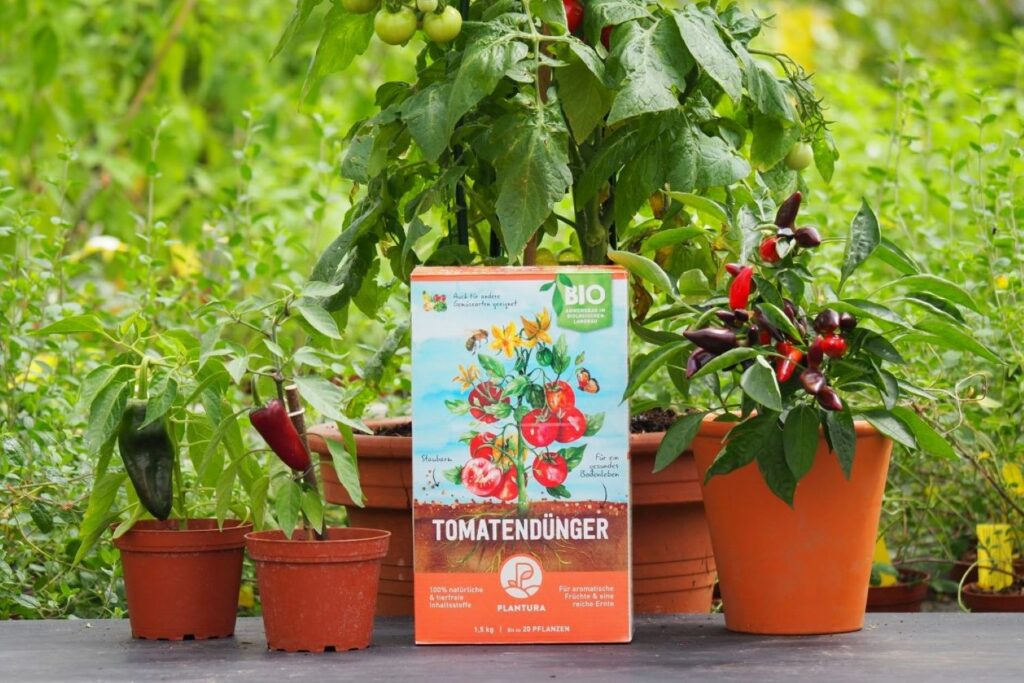 Plantura Bio Tomatendünger mit Pflanzen