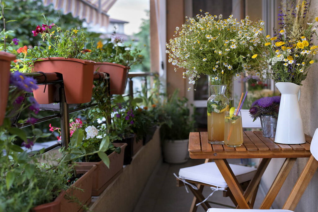 Schattiger Balkon mit Pflanzen