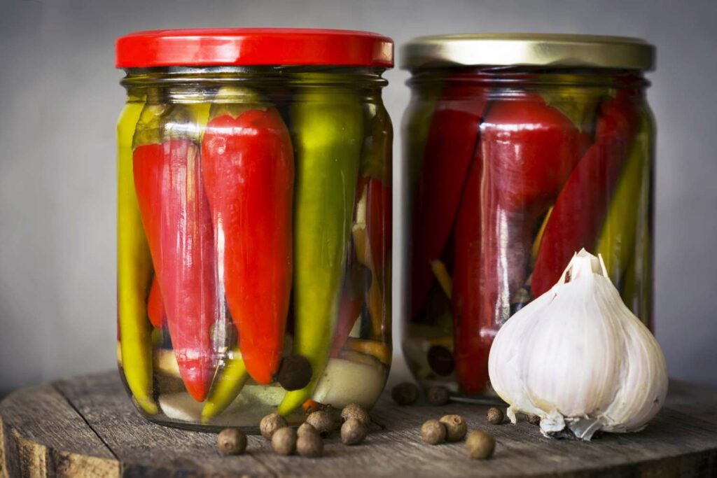 Chilis im Glas eingelegt