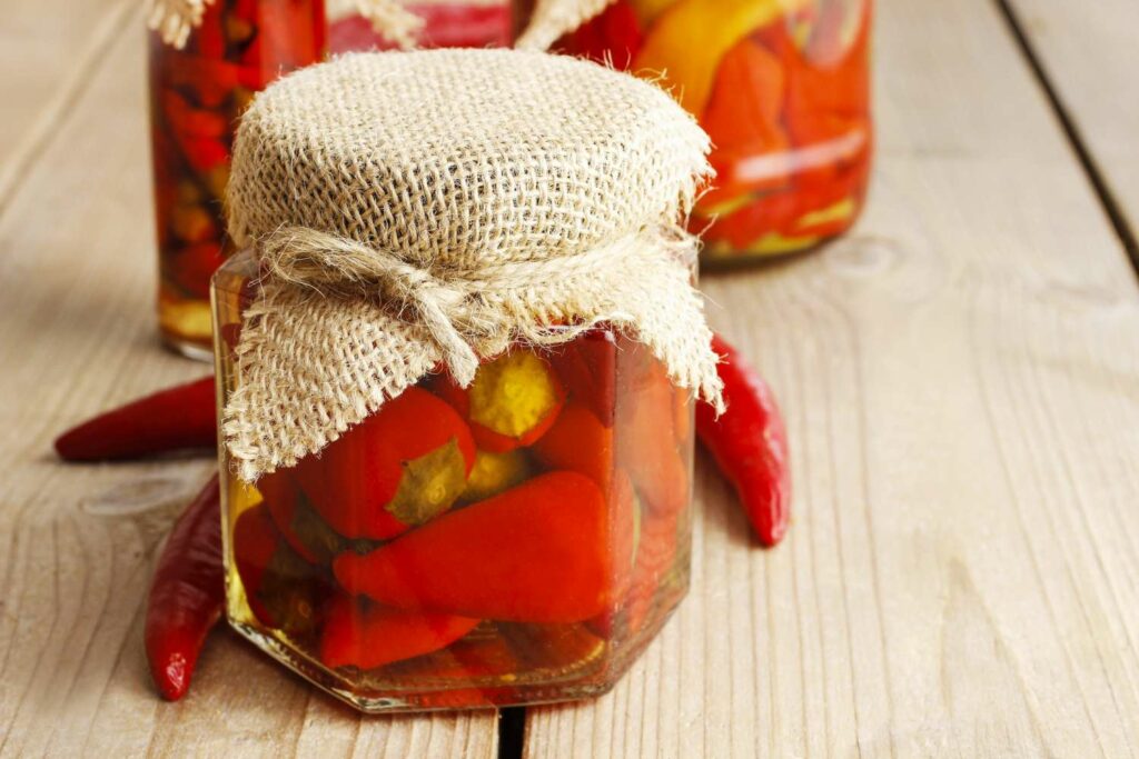 Eingelegte Chilis im Glas