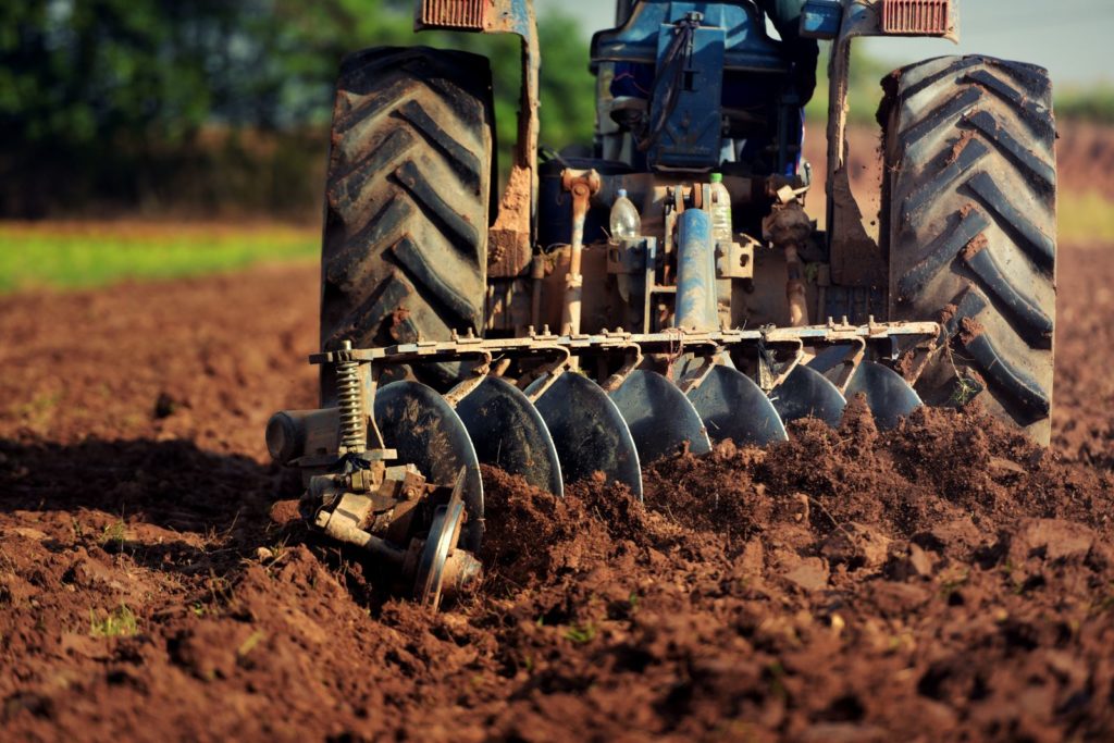 Feld von Traktor umgegraben