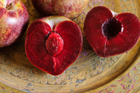 Rotfleischiges Obst: 6 köstliche Arten & Sorten in sattem Rot