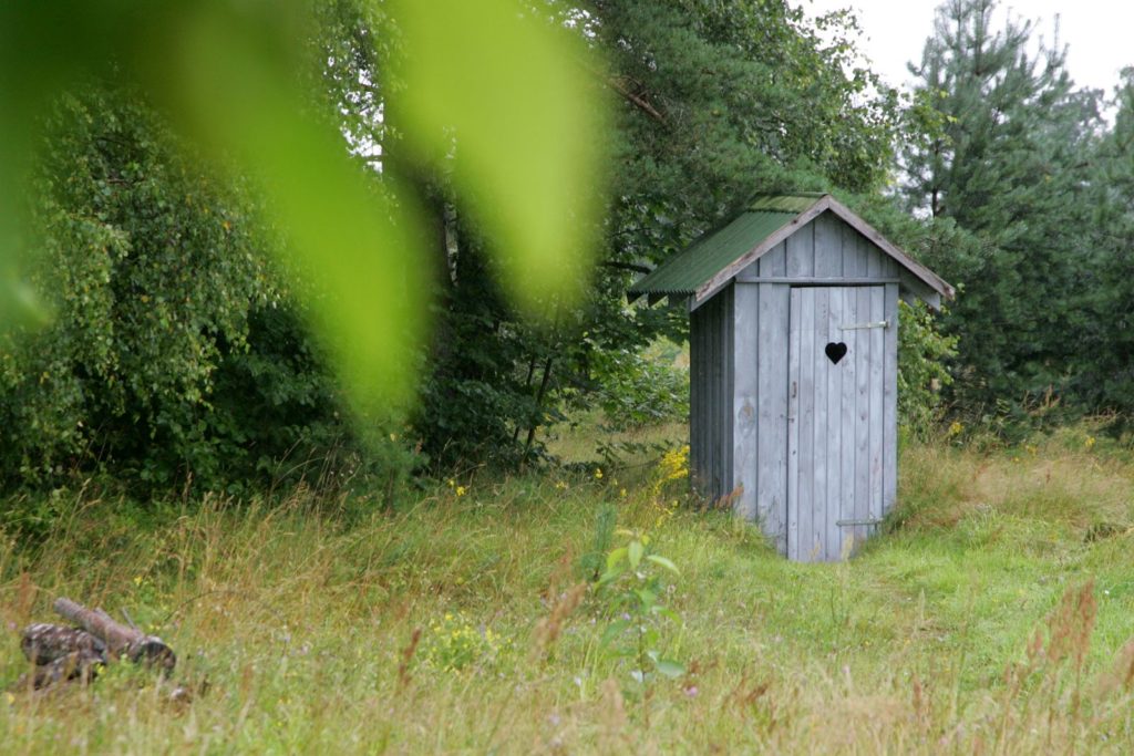 Komposttoilette im Garten