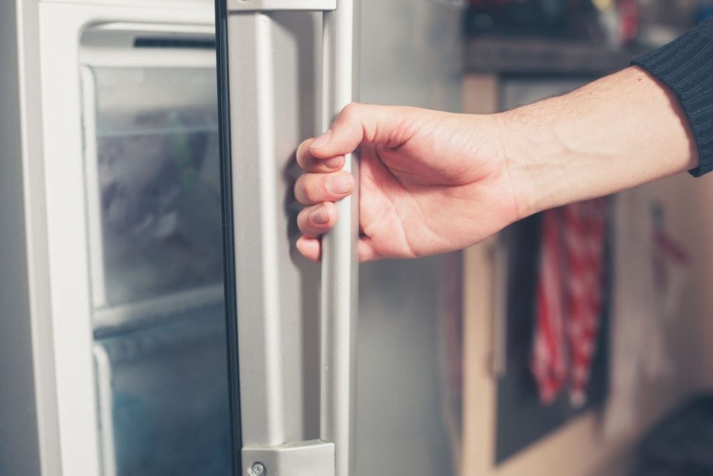 Gefrierschrank öffnen