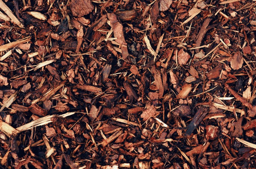braunes Rindenmulch auf Boden