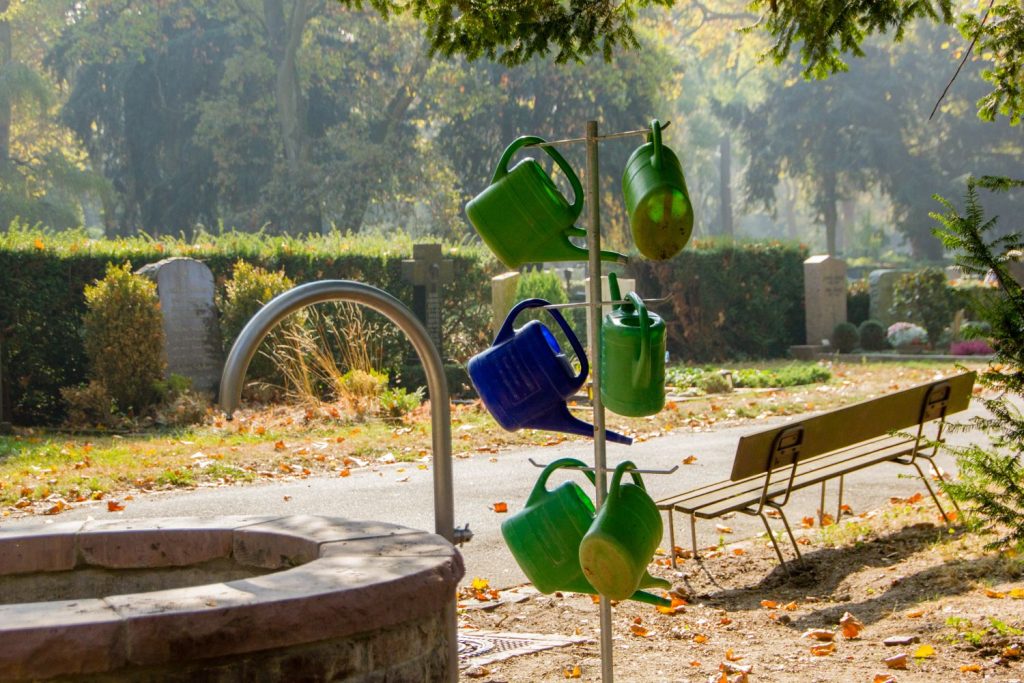 Gießkannen auf einem Friedhof