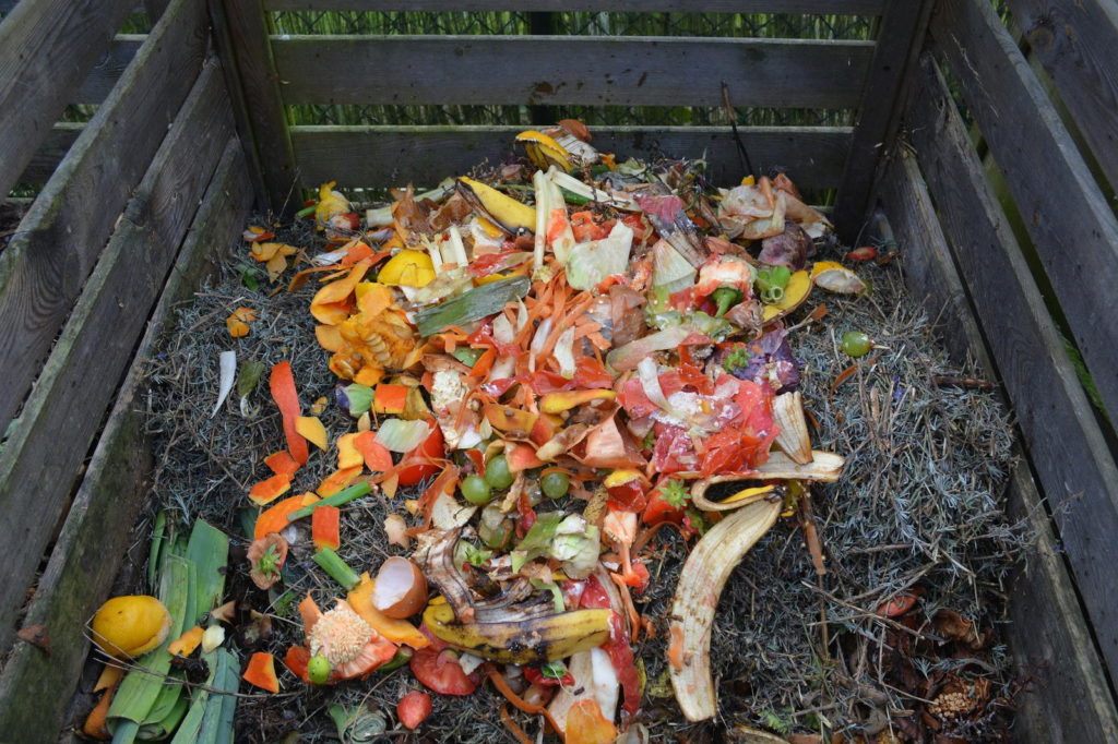 Kompost mit Abfällen aus Küche und Garten