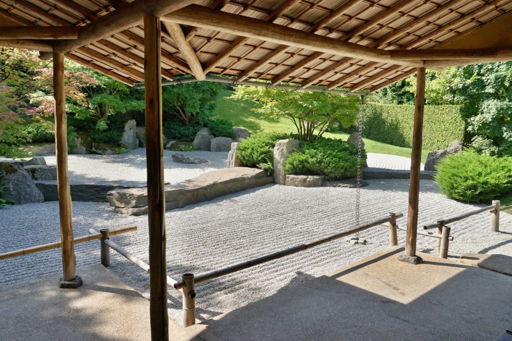 Zen-Steingarten mit Kies in Japan