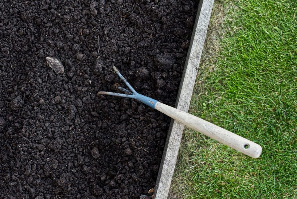 Hacke im Gartenbeet