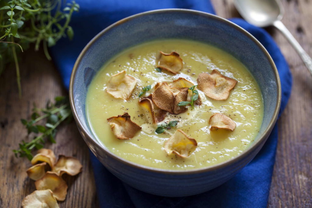 Suppe aus Pastinaken in Schüssel