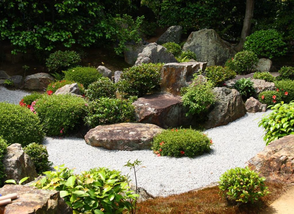 Moderner Zen-Garten mit Pflanzen