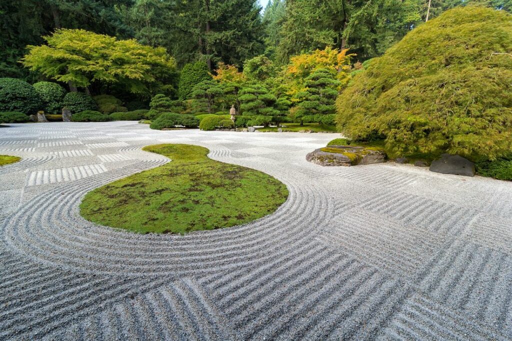 Muster im Kies im Zen-Garten